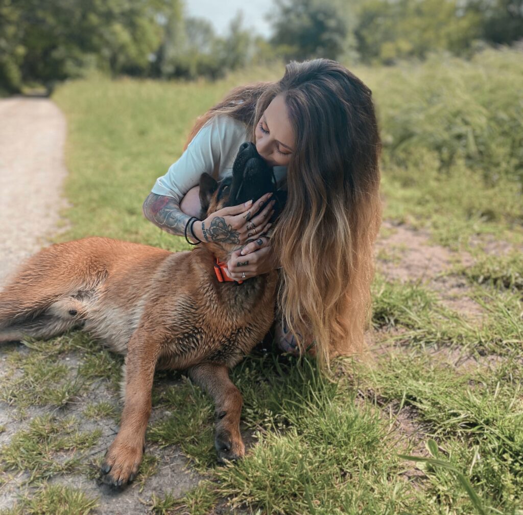 fille et son malinois